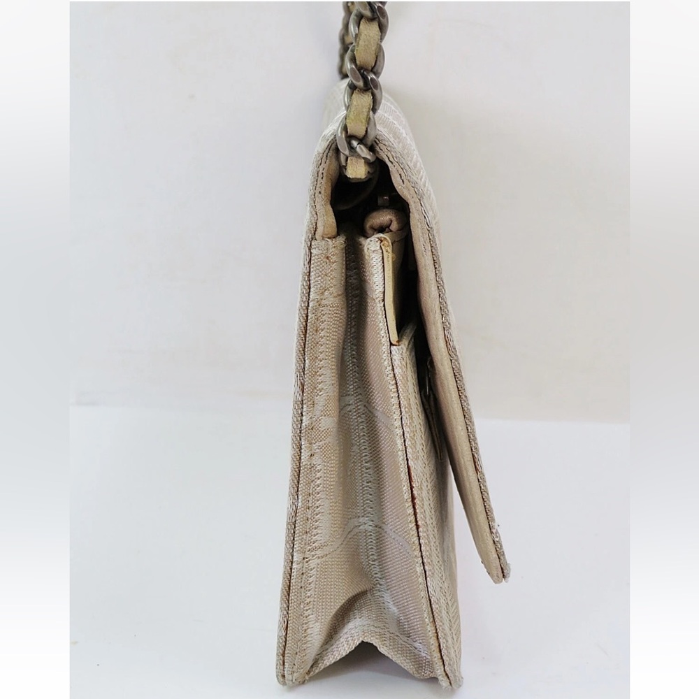 CHANEL Beige Crossbody Bag with Chain Strap - Picture 5 of 16